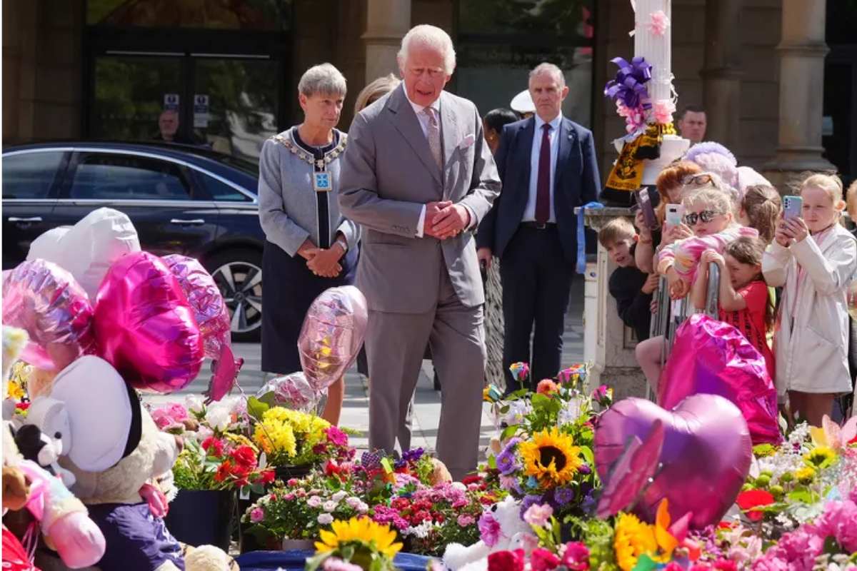 El rey Carlos III hace una emotiva visita para apoyar a las familias de tres menores asesinadas