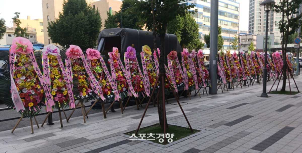 ARMY envia coronas de protesta con el mensaje 'Suga, deja BTS' frente a las oficinas de HYBE