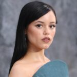 Jenna Ortega lució sensacionales medias rojas que podrían ser tendencia en este otoño-invierno