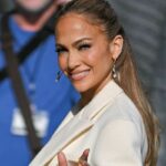 Jennifer Lopez desafía las tendencias en los Estados Unidos con un espectacular enterizo y tenis Nike Dunk Low