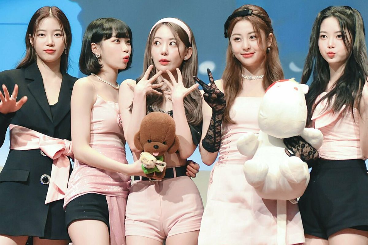 LE SSERAFIM presenta el tráiler oficial de su cuarto mini álbum 'CRAZY', 'Chasing Lightning'