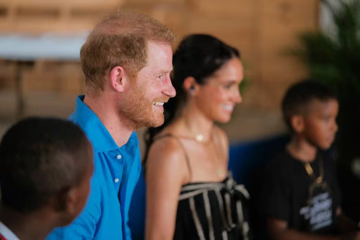 El príncipe Harry y Meghan Markle demuestran su talento para la música en su visita a Colombia