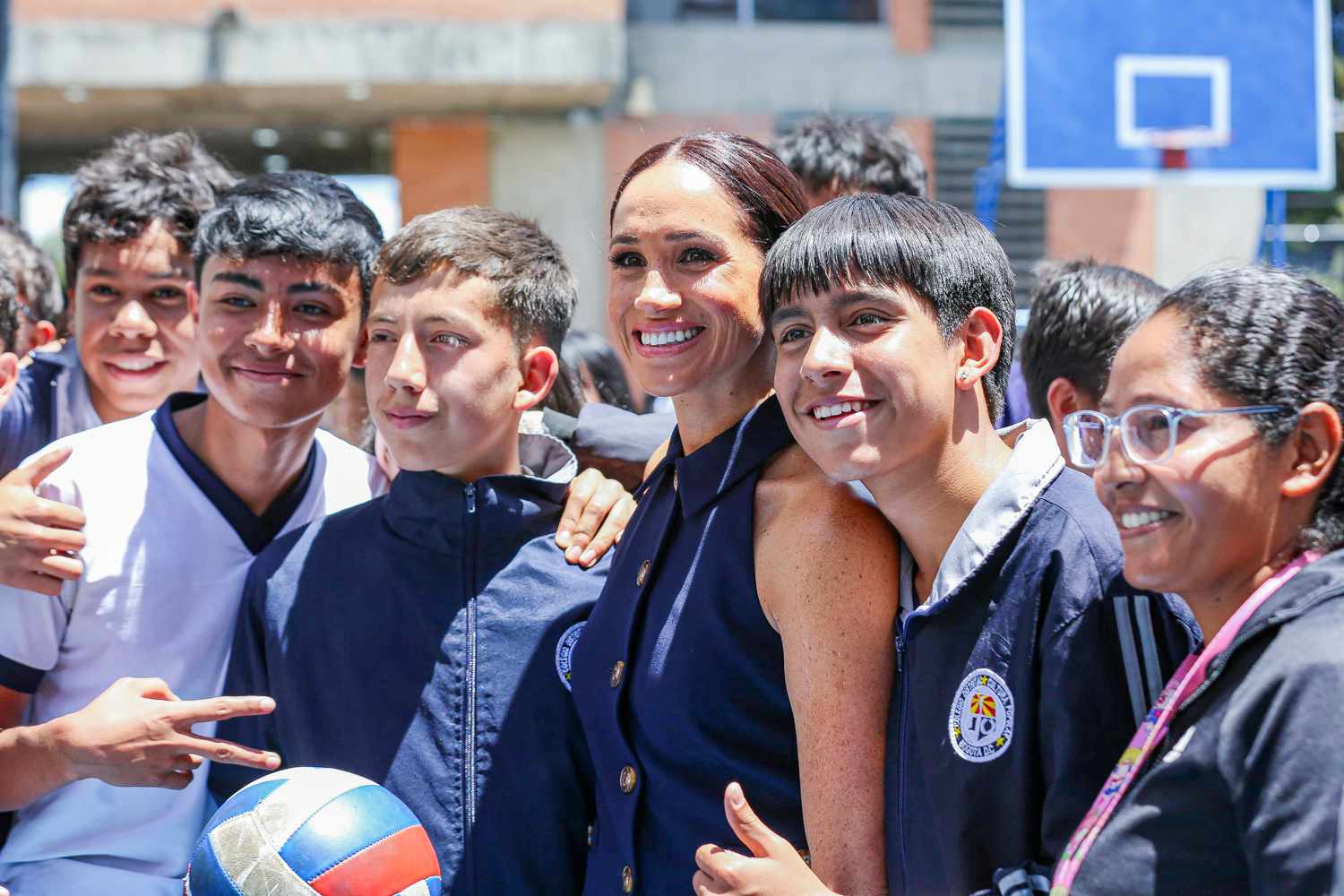 El príncipe Harry y Meghan Markle visitan una escuela en su primer día en Colombia