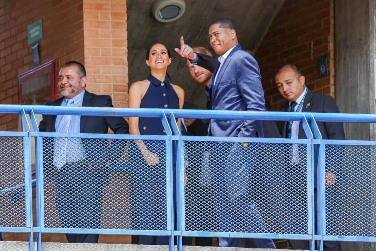 El príncipe Harry y Meghan Markle visitan una escuela en su primer día en Colombia