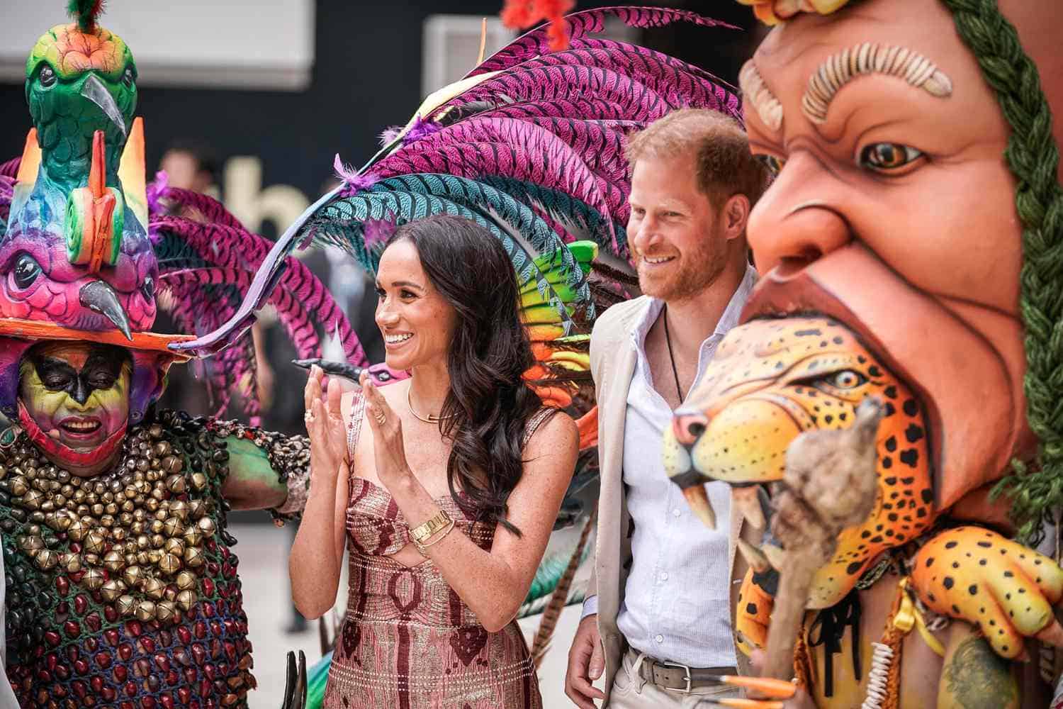 El príncipe Harry y Meghan Markle asistieron a un evento cultural en su primer día en Colombia