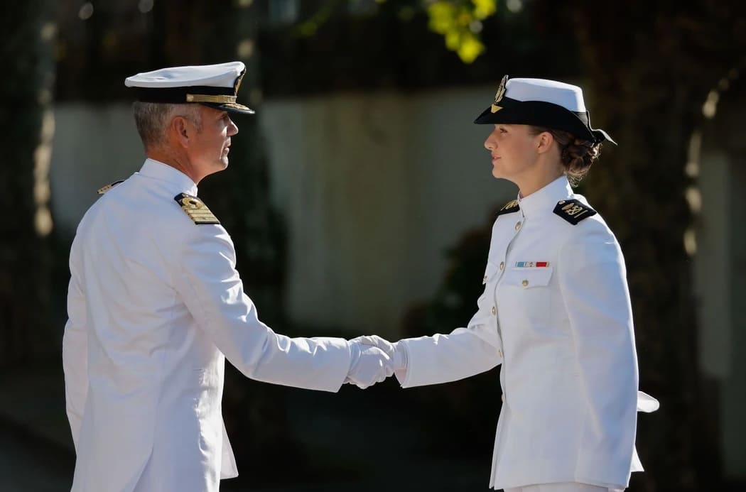 La princesa Leonor conquista las redes con su nuevo uniforme militar de guardamarina