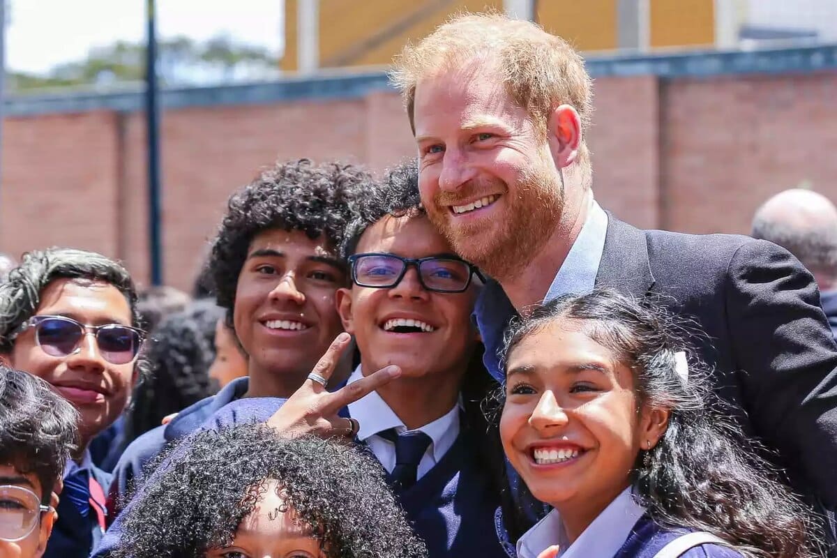 El príncipe Harry y Meghan Markle visitan una escuela en su primer día en Colombia