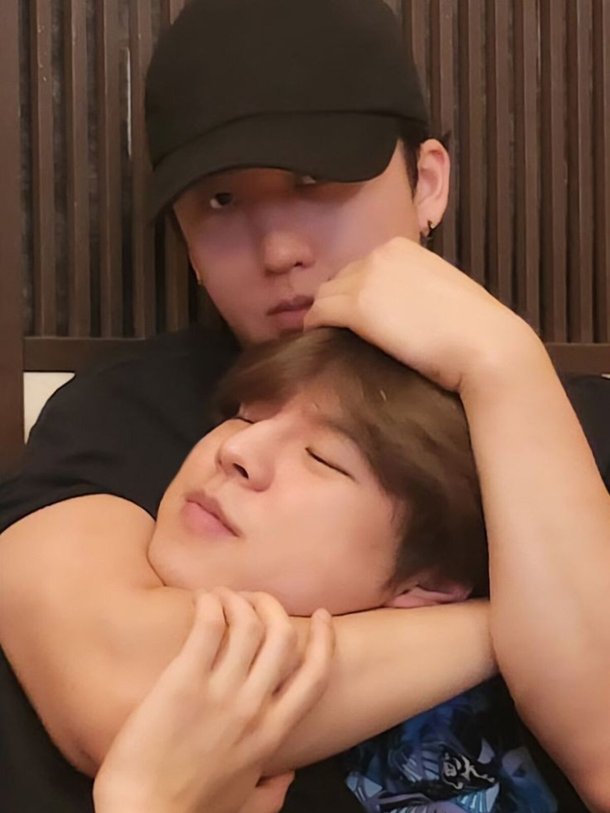 Seungmin de Stray Kids feliz porque Changbin lo ahorcó con su biceps