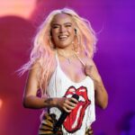 Karol G recibe duras criticas por su cover de 'Vivo por ella' junto a Andrea Bocelli