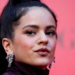 Rosalía sorprende en el desfile de DIOR al usar un look muy 'discreto'