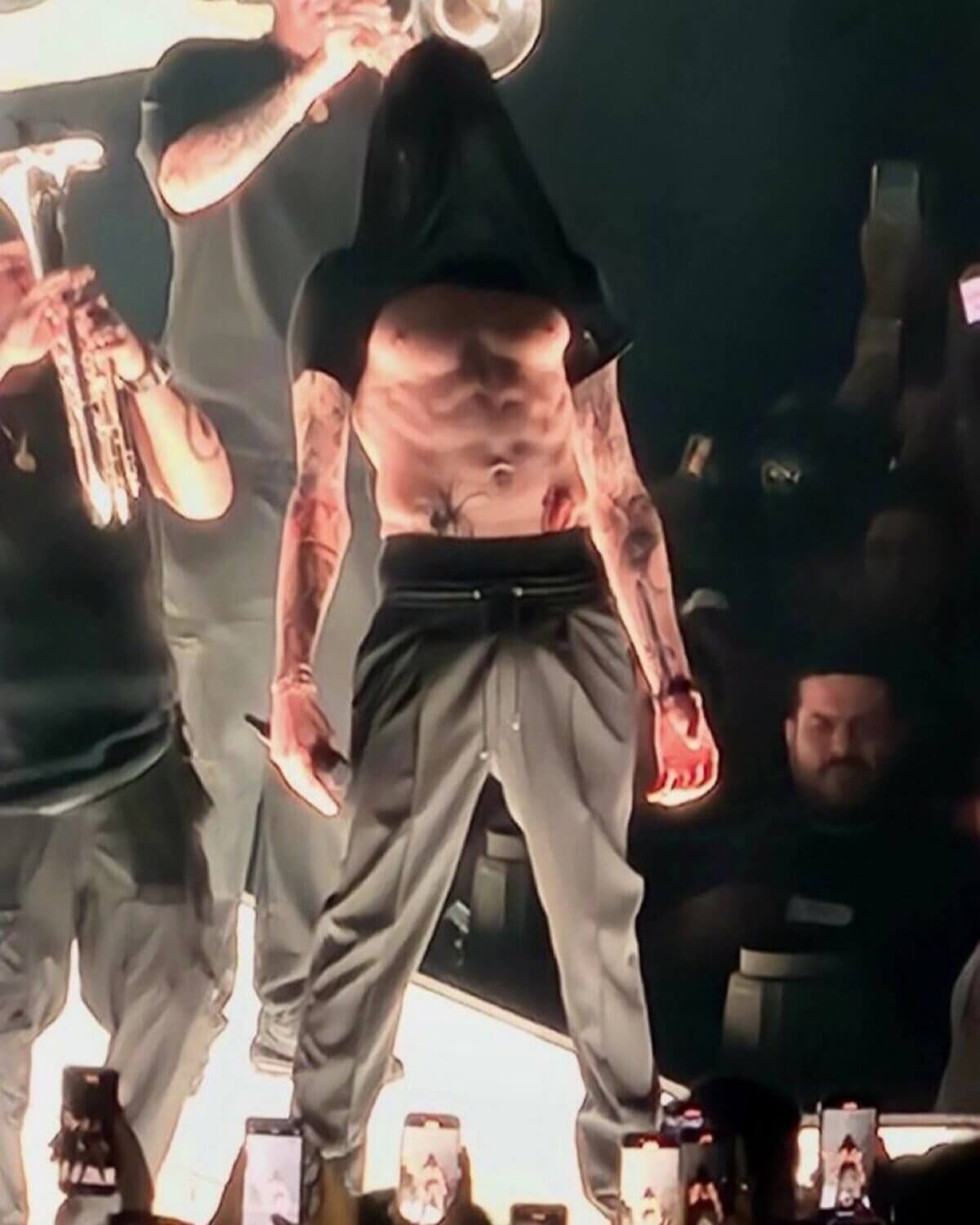 La candente foto de Peso Pluma que se ha viralizado en la Internet al mostrar su sexy cuerpo