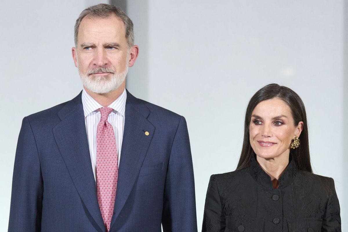 El rey Felipe VI tiene problemas de higiene que enfurecen a la reina Letizia, afirma la prensa