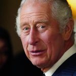 El rey Carlos III experimenta la cultura de Samoa y bebe una bebida narcótica tradicional