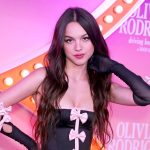 Olivia Rodrigo sufrió aparatosa caída en medio de un concierto