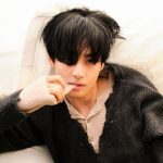 V de BTS se vuelve viral por sus grandes músculos en nuevas fotos desde el servicio militar