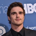 Jacob Elordi sorprende con un look de cabello largo y una nueva barba voluminosa