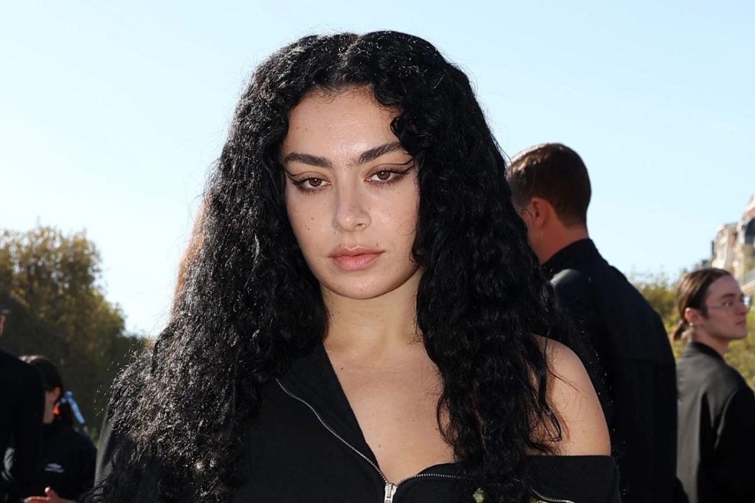 Charli XCX se suma a la tendencia del 'naked dress' y encanta con su