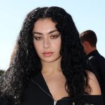 Charli XCX se suma a la tendencia del 'naked dress' y encanta con su carisma