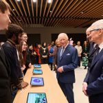 El rey Carlos III visitó la sede de Apple en el Reino Unido