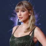 Taylor Swift encanta con un increíble abrigo de piel sintética