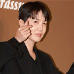 Este gesto de J-Hope de BTS hacia sus fans en París genera preocupación en las redes