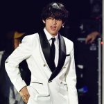 V de BTS se hace viral en nuevo video mientras recoge bebidas en una cafetería