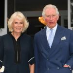 El rey Carlos y la reina Camilla provocan risas al degustar su whiskey como profesionales