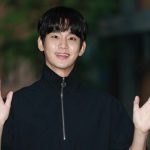 Una fuente cercana revela que Kim Soo-hyun está pasando por un momento difícil debido a la controversia