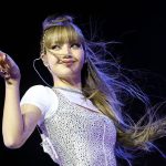 Lisa de BLACKPINK demuestra que su micrófono está encendido en su segunda actuación en Coachella