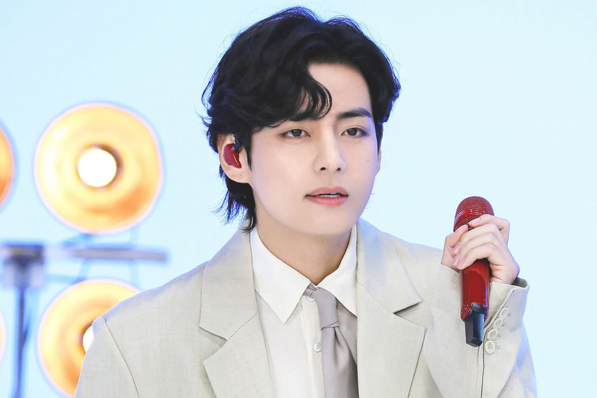 V de BTS es captado usando pulsera de la organización SaveOne dedicada a proteger a los niños