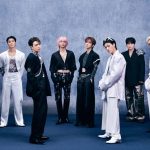 Los chicos de ATEEZ posan en trajes blanco y negro