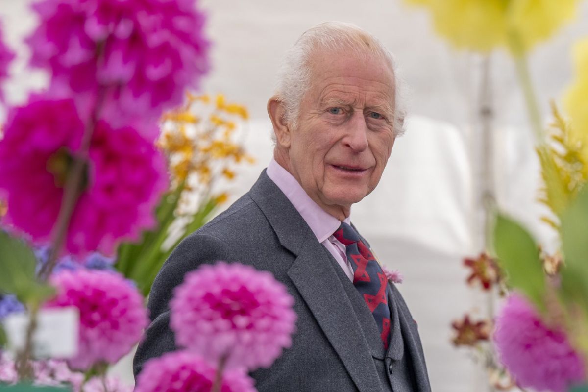 El rey Carlos comparte un inesperado consejo durante su encuentro con un veterano de 101 años