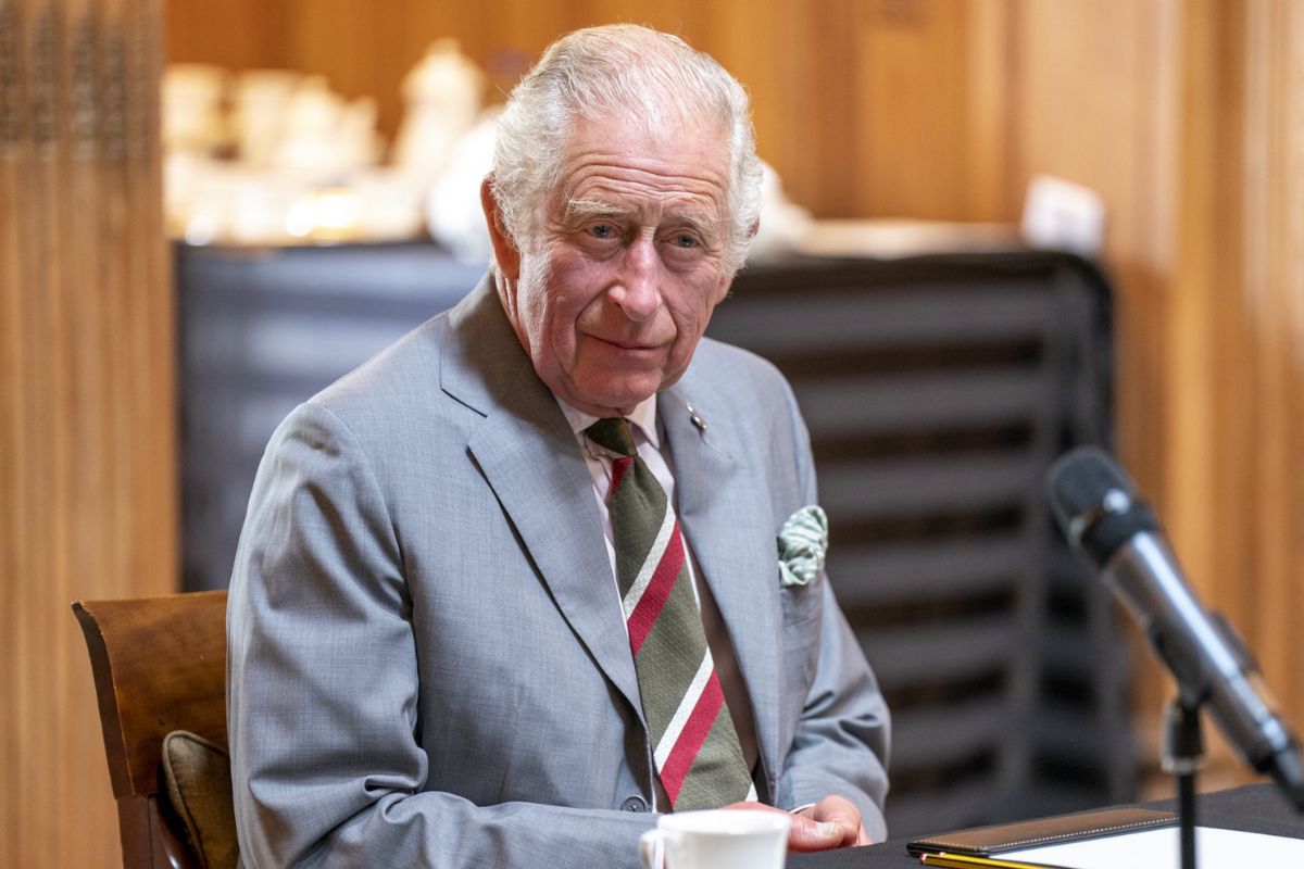 El rey Carlos comparte un inesperado consejo durante su encuentro con un veterano de 101 años