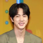Jin de BTS es elogiado por llevar un atuendo "neutro" en las elecciones presidenciales Jin de BTS es elogiado por llevar un atuendo neutro en las elecciones presidenciales