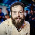Post Malone posa para la cámara en un evento