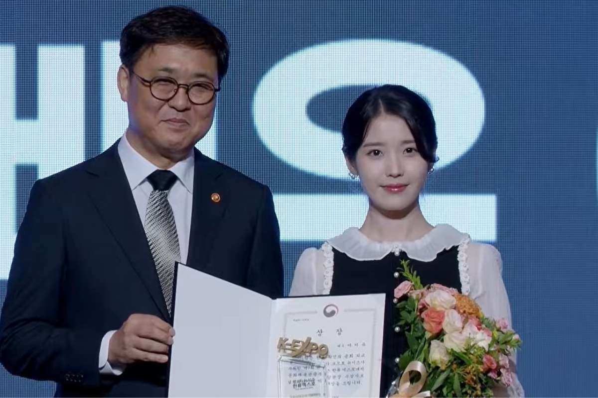 IU recibe el premio del Ministro de Cultura, Deportes y Turismo en los K-Expo 2025