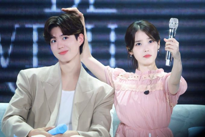 IU revela que su prenda favorita este verano fue un regalo de Park Bo Gum