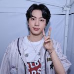 Jin de BTS revela la triste razón por la que dejó de tocar las manos de ARMY en sus conciertos