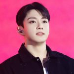 Jungkook se vuelve viral por sus sandalias en el live de BTS en la playa