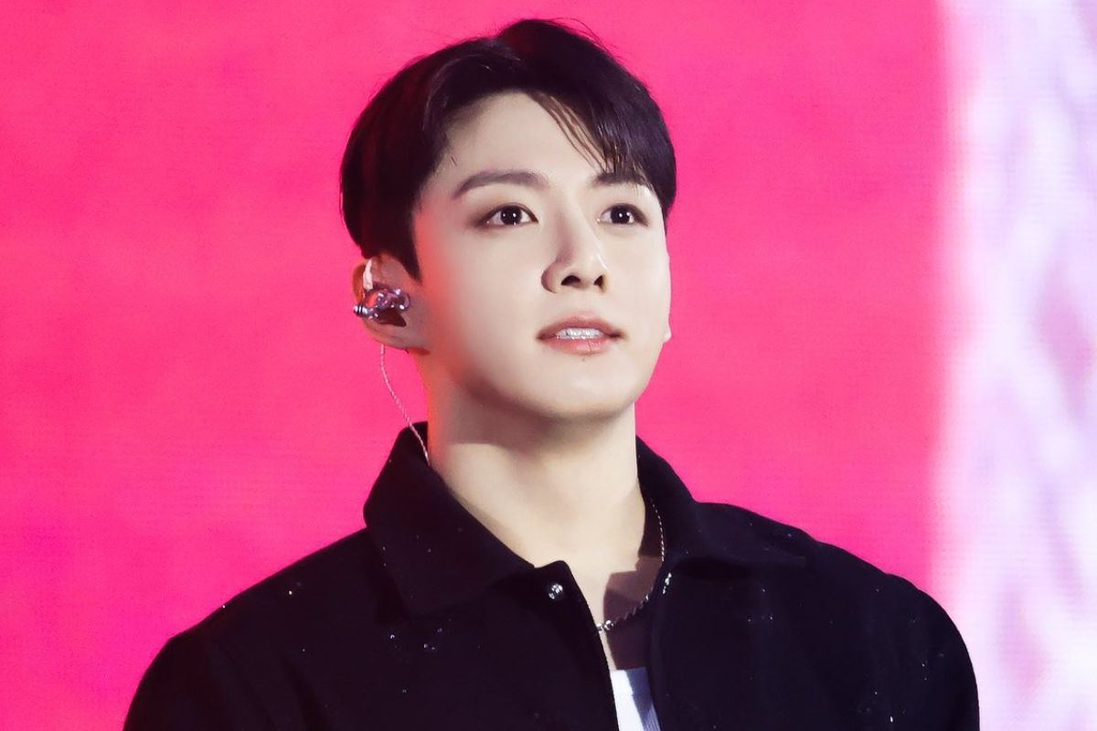 Jungkook se vuelve viral por sus sandalias en el live de BTS en la playa