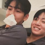 Taehyung de BTS se recuesta sobre Jungkook y protagonizan un momento adorable en pleno vuelo