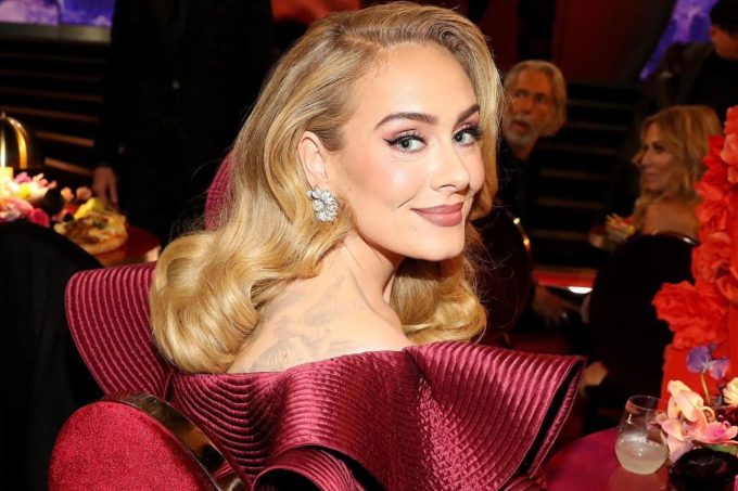 Adele habría sellado su contrato para actuar en el medio tiempo del Super Bowl 2026, según Showbiz 411