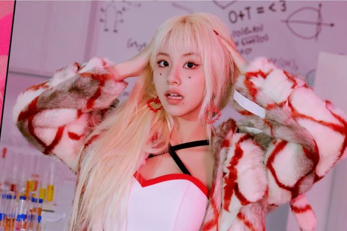 Chaeyoung de TWICE lanza un nuevo avance de su video musical "SHOOT (Firecracker)"