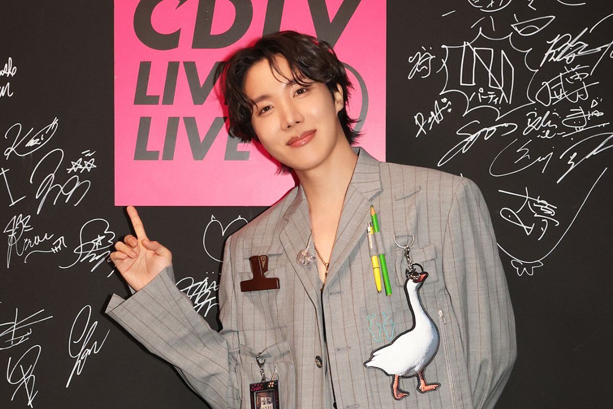 J-Hope de BTS sorprende a ARMY con una actualización de su vida diaria en vivo
