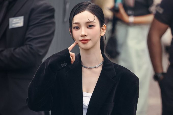 Karina de aespa irradia glamour y elegancia en el desfile de Prada en la Semana de la Moda de Milán