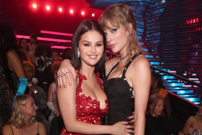 La icónica llegada de Taylor Swift a California para la boda de Selena Gomez