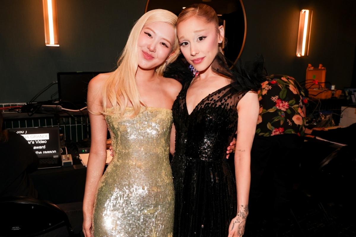 La "maldición" de Rosé de BLACKPINK se hace viral tras su foto con Ariana Grande en los VMA 2025