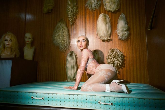 Sabrina Carpenter deleita con nuevas y sexis fotos para la revista Interview