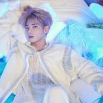 Taehyun de TXT muestra su musculosa espalda en nuevas fotos en la piscina