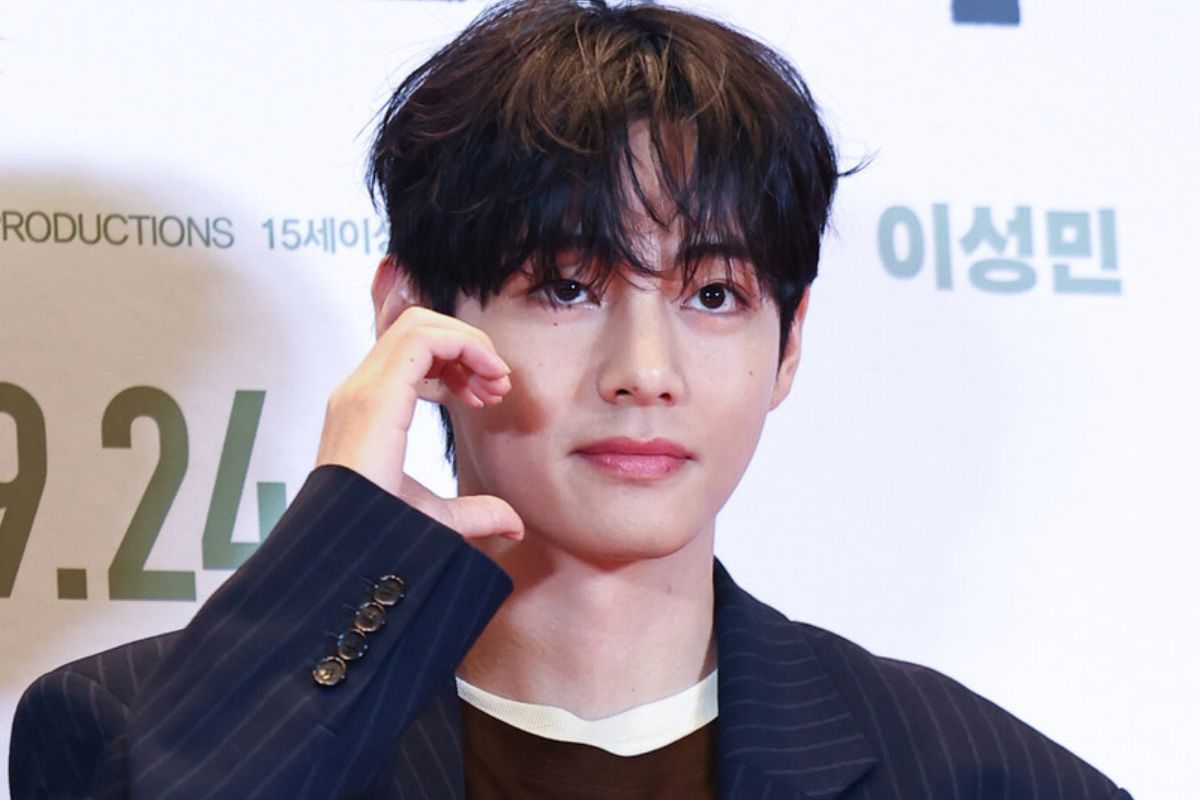 V de BTS presume un atrevido look con vello facial en nuevas fotos